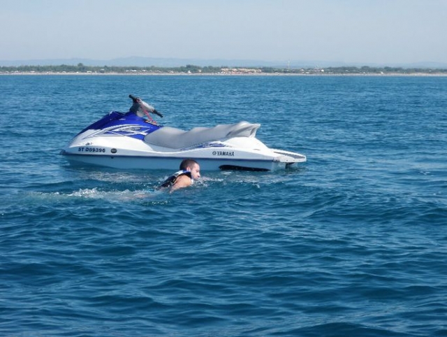 Nage a cote du jetski